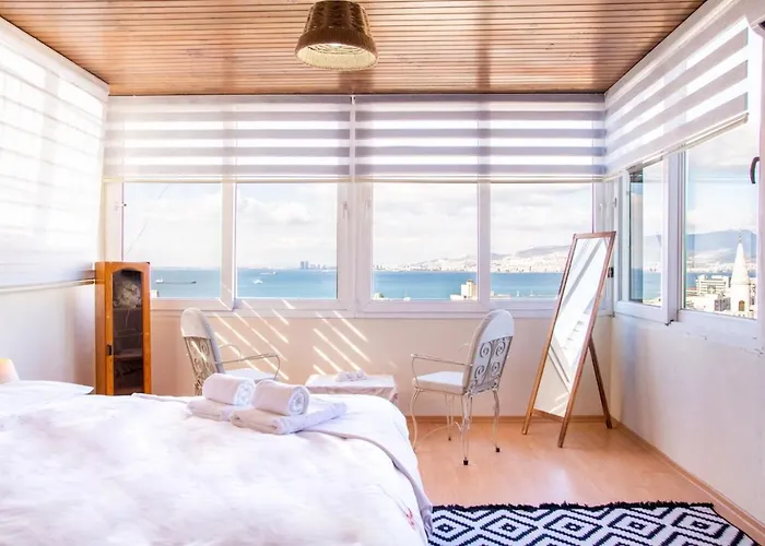 Lovely House With Sea View And Backyard